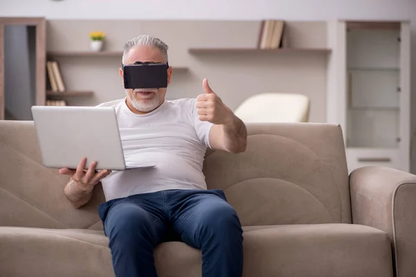 Verouderde Man Genieten Van Virtuele Bril Thuis — Stockfoto