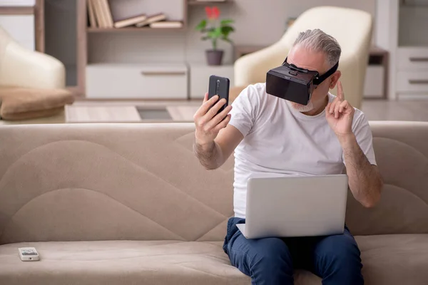Aged Man Enjoying Virtual Glasses Home — Stock Photo, Image