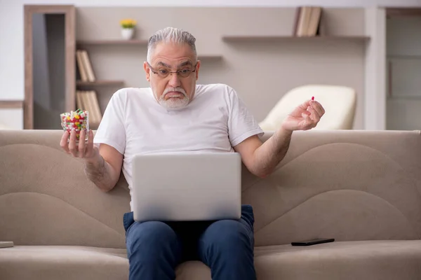 Gamle Man Som Håller Glas Med Piller Hemma — Stockfoto