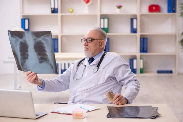 Vecchio Medico Radiologo Maschile Che Lavora Ospedale — Foto Stock