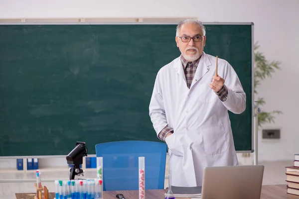 Old Teacher Chemist Sitting Classroom — 스톡 사진