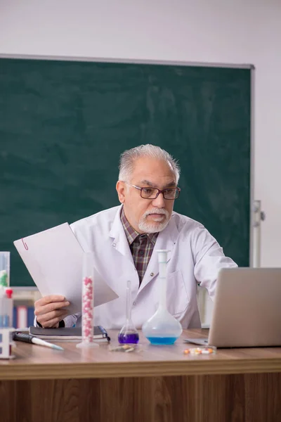Old Teacher Chemist Sitting Classroom — Zdjęcie stockowe