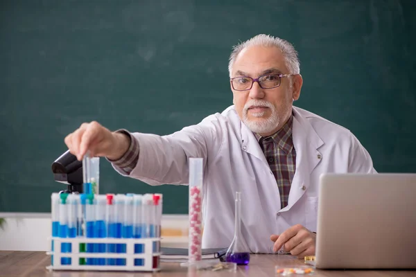 Old Teacher Chemist Sitting Classroom — Stok fotoğraf