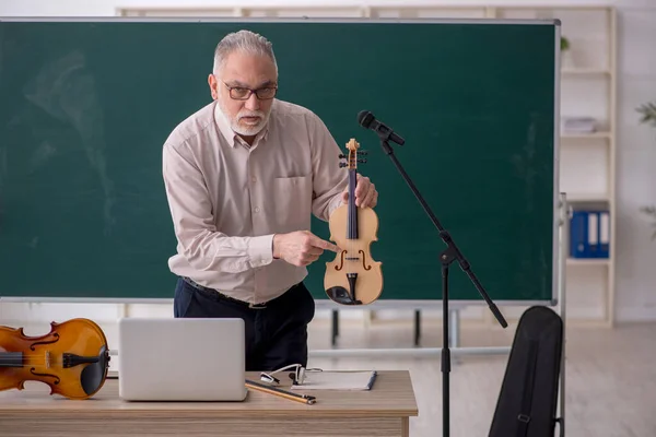 Velho Professor Tocando Violino Sala Aula — Fotografia de Stock