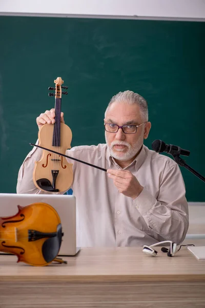 Velho Professor Tocando Violino Sala Aula — Fotografia de Stock