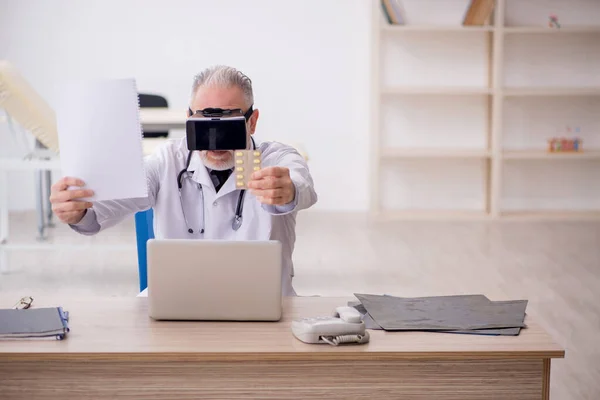 医院里戴虚拟眼镜的老医生 — 图库照片