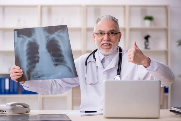 Velho Médico Radiologista Que Trabalha Hospital — Fotografia de Stock