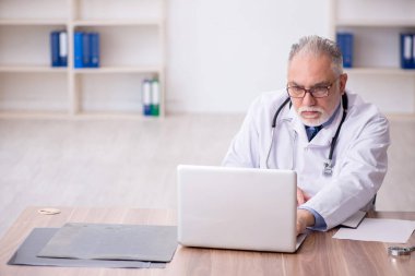 Hastanede çalışan yaşlı doktor.