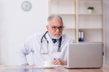 Hastanede çalışan yaşlı doktor.