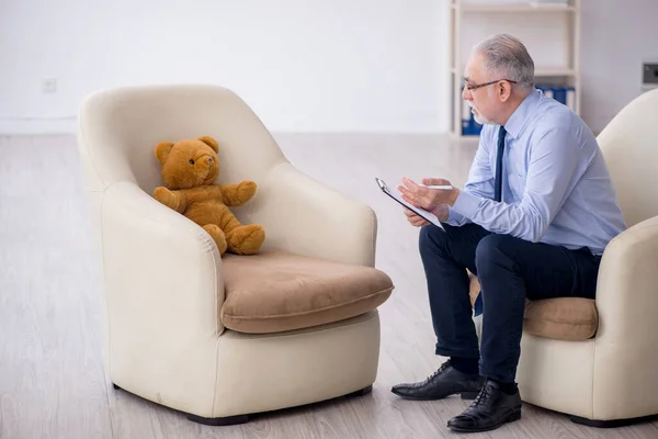 Old psychologist and soft bear in the room