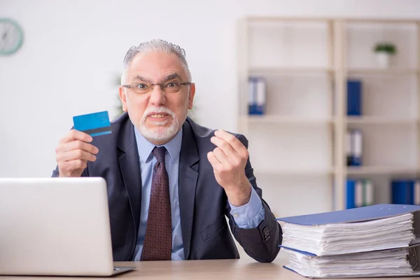 Alter Angestellter Mit Kreditkarte — Stockfoto