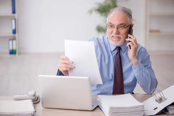 stock image Old employee working in the office