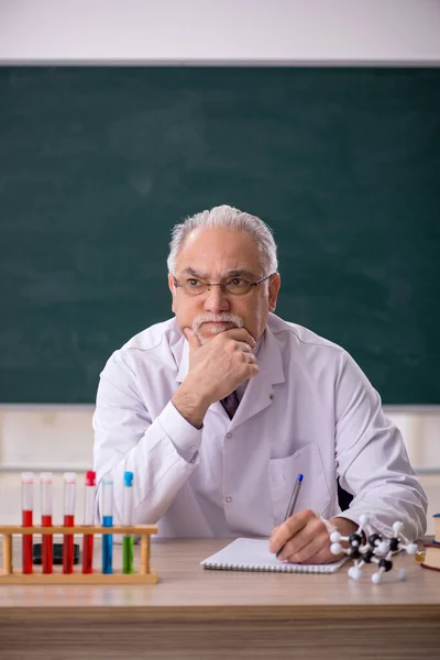 Starý Učitel Chemie Třídě — Stock fotografie
