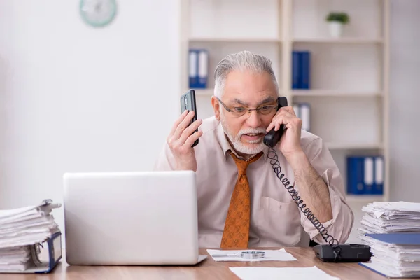 Old Employee Speaking Phone Workplace — Foto Stock