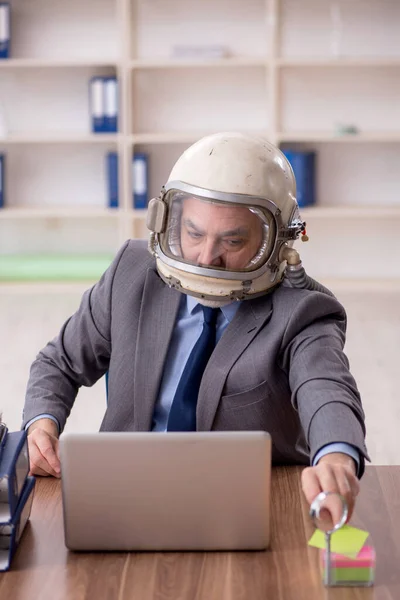 Παλιός Υπάλληλος Που Φοράει Διαστημική Στολή Στο Γραφείο — Φωτογραφία Αρχείου