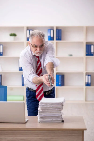 Old Employee Unhappy Excessive Work Workplace — Stock Photo, Image