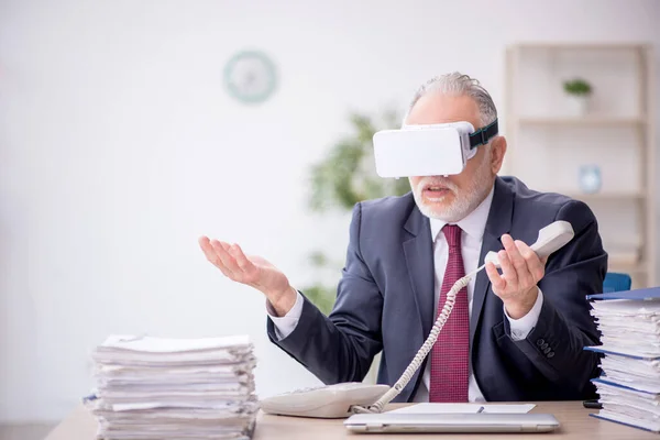 Oude Werknemer Draagt Virtuele Bril Werkplek — Stockfoto