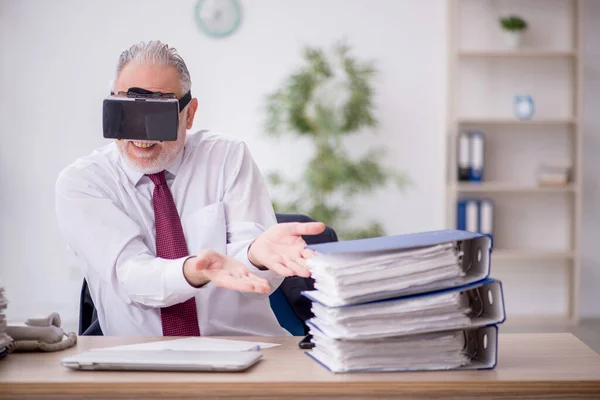 Régi Alkalmazott Virtuális Szemüveget Visel Munkahelyen — Stock Fotó