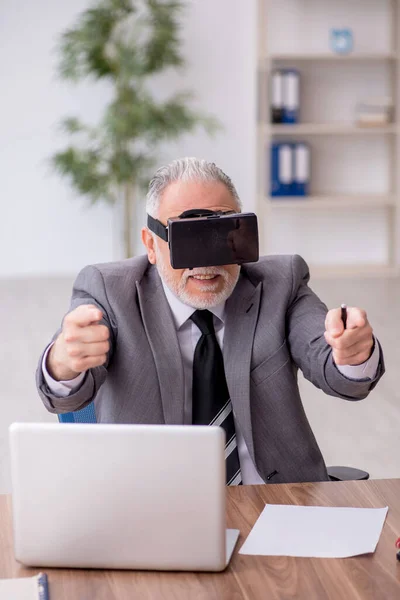 Régi Alkalmazott Élvezi Virtuális Szemüveg Munkahelyen — Stock Fotó