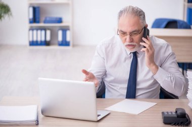 İş yerinde çalışan eski bir işadamı