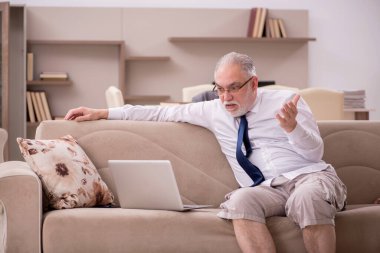 Salgın sırasında evden çalışan eski bir işadamı