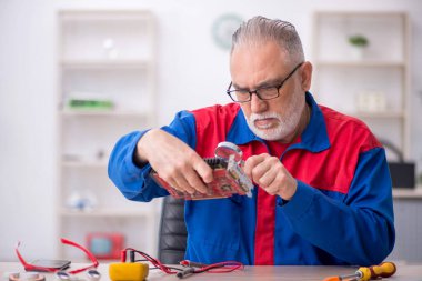 Laboratuvarda eski bir tamirci bilgisayar tamir ediyordu.