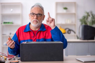 Laboratuvarda eski bir tamirci bilgisayar tamir ediyordu.
