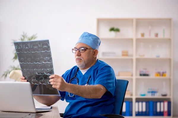 Klinikte Çalışan Yaşlı Bir Radyolog — Stok fotoğraf