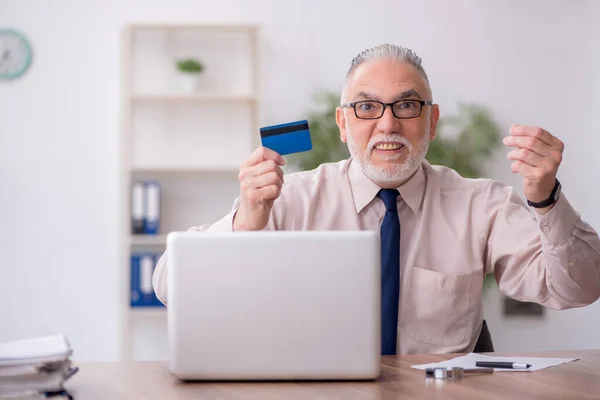 Stary Pracownik Posiadający Kartę Kredytową Miejscu Pracy — Zdjęcie stockowe