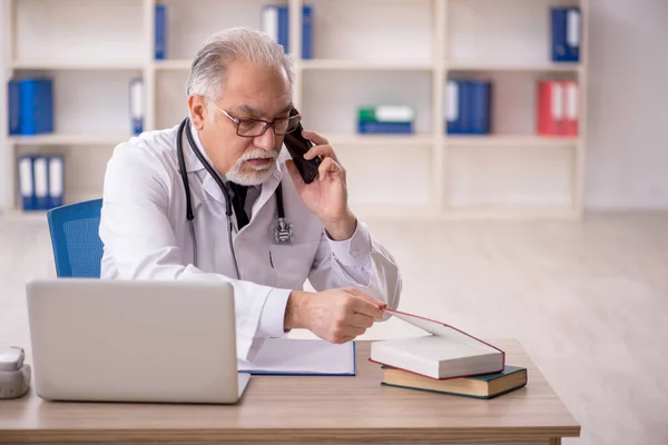Aged Male Doctor Telemedicine Concept — Stock Photo, Image