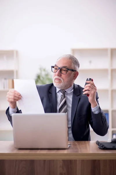 Old Boss Employee Too Much Work Workplace — Stock Photo, Image