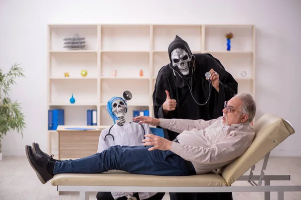 Старий Пацієнт Відвідує Двох Лікарів Диявола — стокове фото