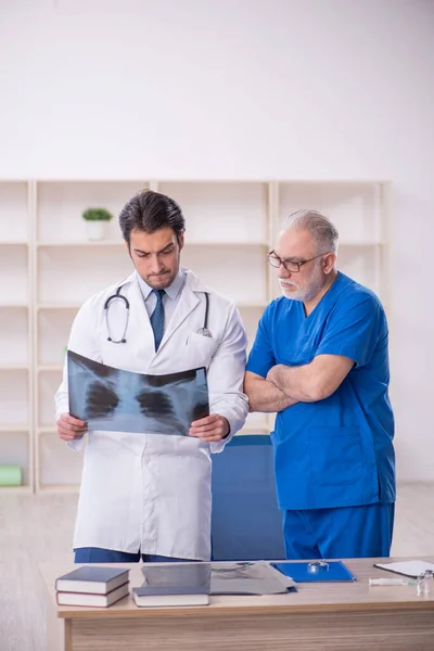Two Doctors Radiologists Working Hospital — Stockfoto