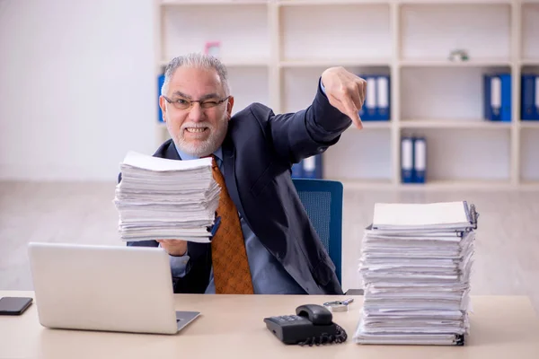 Old Male Employee Too Much Work Workplace — Foto de Stock