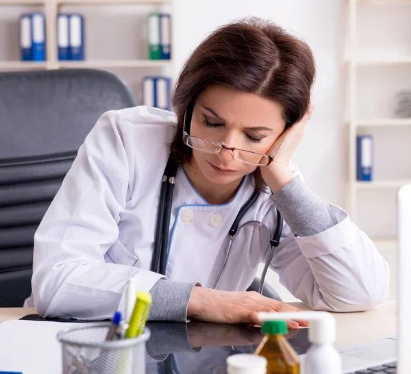 Aged Female Doctor Working Clinic — Stock Photo, Image