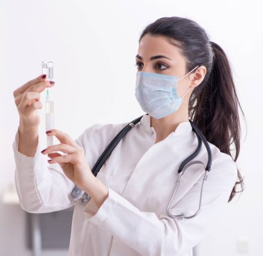 Enfüzyon konseptinde genç bayan doktor.