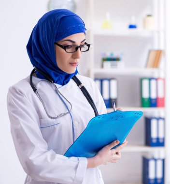 Klinikte çalışan Arap kadın doktor.
