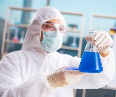 Laboratuvarda çalışan erkek biyoteknoloji bilim adamı kimyager.