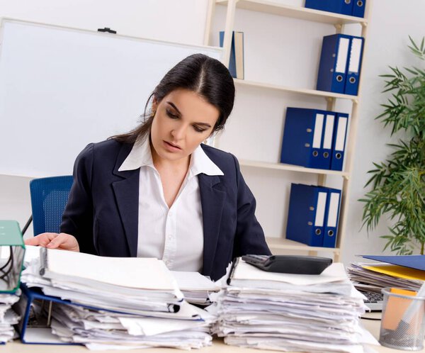 Деловая женщина, работающая в офисе