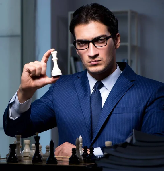 Affärsmannen Spelar Schack Strategi Koncept — Stockfoto
