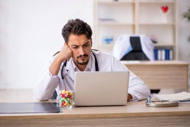 Klinikte çalışan genç bir doktor.