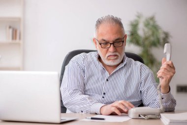 Ofiste çalışan eski bir çalışan.