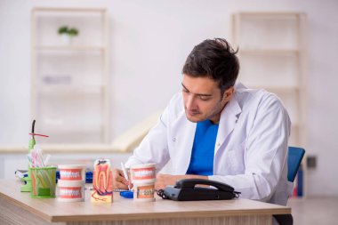 Hastanede çalışan genç bir dişçi.