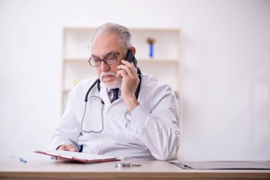 Teletıp konseptinde yaşlı bir doktor.