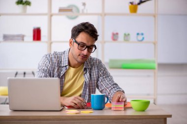 Salgın sırasında evden çalışan genç bir serbest çalışan.