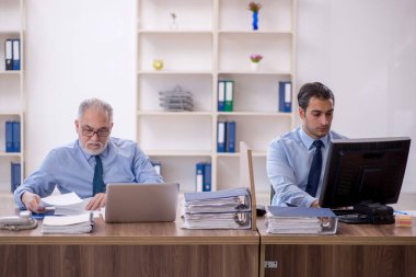 Ofiste çalışan iki meslektaşım.