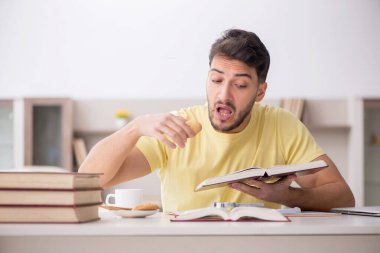 Genç öğrenci salgın sırasında evde çalışıyor.