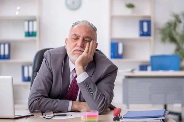 Old Employee Unhappy Excessive Work Workplace — Photo