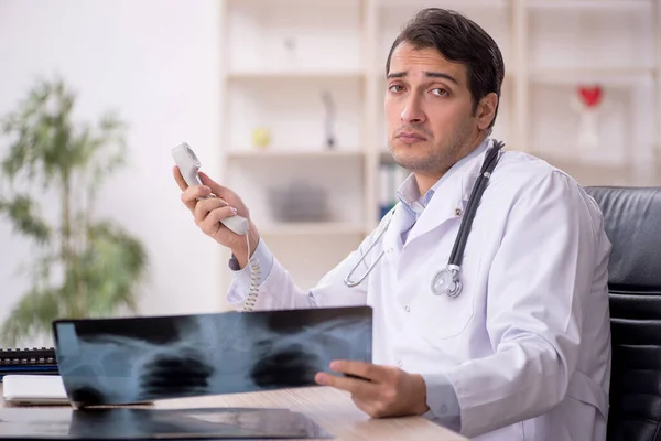 Ung Manlig Läkare Radiolog Telemedicin Koncept — Stockfoto