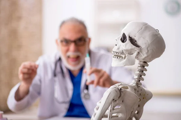 Gammal Läkare Undersöker Skelett Sjukhuset — Stockfoto